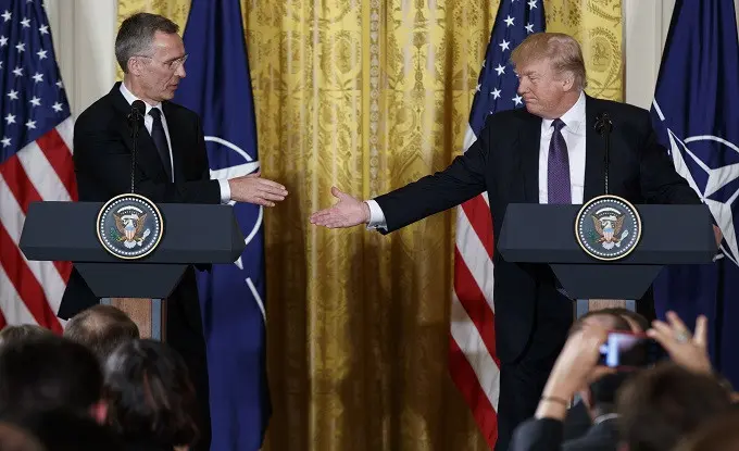 Presiden Donald Trump bersama dengan Sekjen NATO Jens Stoltenberg (AP/Evan Vucci)