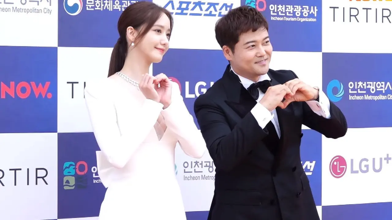8 Gaya Busana Artis Korea di Karpet Merah Blue Dragon Series Awards, Yoona SNSD Tampil Tak Biasa