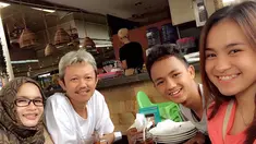 Potret kebersamaan Melati Daeva bersama keluarga ketika sedang makan bersama. Melati berhasil mengharumkan nama Indonesia dengan menjuarai France Open 2019. (Liputan6.com/IG/@melatidaeva)