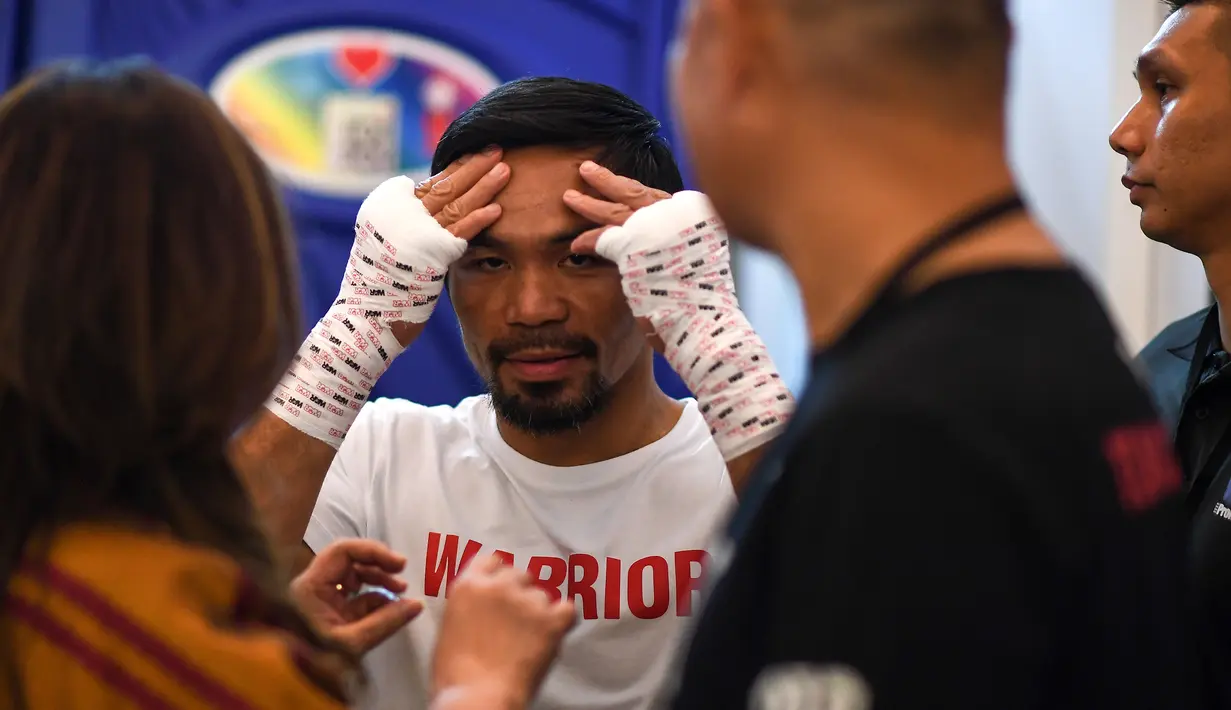 Petinju asal Filipina, Manny Pacquiao bersiap mengikuti sesi latihan di sebuah gym di Kuala Lumpur, Malaysia (11/7). Manny Pacquiao akan bertanding pada kelas welter melawan petinju Argentina Lucas Matthysse. (AFP Photo/Mohd Rasfan)