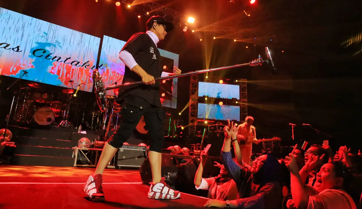 Usai berlompat dengan beberapa lagu di awal penampilannya, kemudian Gigi seakan menurunkan tempo dengan menyanyikan lagu yang berirama lembut. Andai dan 11 Januari lah yang kemudian dilantunkannya. (Adrian Putra/Bintang.com)