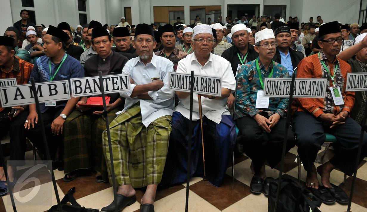 Peserta Muktamar NU ke-33 mengikuti pertemuan di Aula Yusuf Hasyim Ponpes Tebu Ireng, Jombang, Rabu (5/8/2015). Mereka adalah peserta yang kecewa terhadap berlakunya mekanisme AHWA yang diterapkan untuk memilih Rais Aam. (Liputan6.com/Johan Tallo)