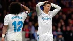 Reaksi pemain Real Madrid, Cristiano Ronaldo dan Marcelo selama pertandingan pekan ke-12 Divisi Primera La Liga Spanyol kontra Atletico Madrid di Stadion Wanda Metropolitano, Sabtu (18/11). Laga Derbi Madrid itu berakhir imbang tanpa gol. (AP/Paul White)