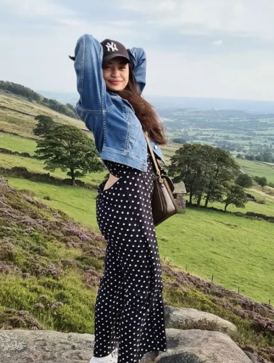Pemeran The Virgin, Anggia Yulia Angely di tahun 2008 menikah dengan seorang polisi di Metropolitan Police UK, London. Ia pun memutuskan untuk tinggal di sana. Tampak Angie menganakan crop top jeans dipadukankan jumpsuit polkadot dan sepatu putihnya. Topi cap dan sling bag menambah penampilannya.
