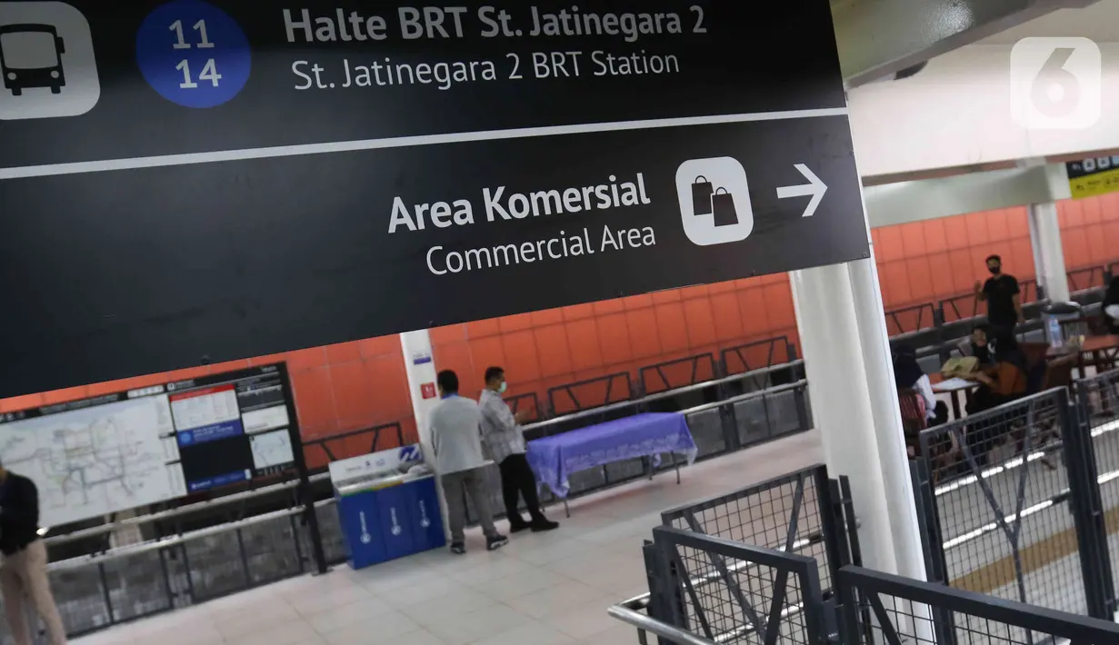 Halte Transjakarta Jatinegara 2 yang terintegrasi langsung dengan Stasiun Jatinegara di Jakarta Timur diresmikan hari ini, Rabu (4/1/2023). Bagi penumpang yang ingin lanjut naik kereta api atau KRL Jabodetabek, juga tersedia gate pembayaran yang tersambung langsung dengan Stasiun Jatinegara. (Liputan6.com/Herman Zakharia)