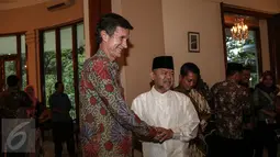 Dubes AS untuk Indonesia Robert O Blake (kiri) menyambut Imam Besar Masjid Istiqlal Ali Mustafa Ya'qub, Jakarta, Rabu (24/6/2015). Blake berharap silaturahmi pemerintah AS dan Tokoh Islam bisa terjalin dengan baik. (Liputan6.com/Faizal Fanani)