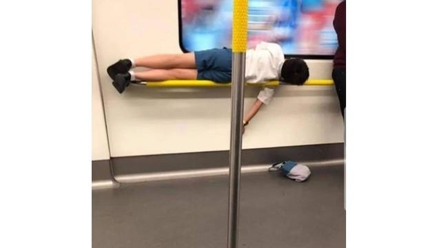 6 Kelakuan Kocak saat di Dalam Kereta Api Ini Bikin Ketawa