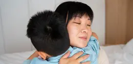 Di tengah rutinitas yang padat, orangtua sering kali tanpa sadar lebih cepat menegur kesalahan anak dibanding menyadari kebaikan kecil yang mereka lakukan. Padahal, tindakan sederhana seperti mau menunggu giliran, mencoba merapikan mainan sendiri, membantu mengambil barang, atau berusaha meminta maaf adalah proses belajar yang besar bagi anak.  (foto/dok: freepik)