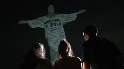 Patung Kristus Penebus setinggi 125 kaki ini diterangi dengan sebuah pesan yang menyambut kedatangan Taylor Swift ke negara ini untuk rangkaian terakhir dari Eras Tour-nya. (AP Photo/Bruna Prado)