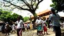 Suasana Keramaian umat Hindu sebelum berdoa selama perayaan Kuningan di sebuah pura di Pulau Serangan, Denpasar, Bali, Sabtu (20/2). Kuningan merupakan hari terakhir dari perayaan Galungan. (AFP PHOTO/SONNY Tumbelaka)