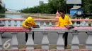 Pekerja melakukan pengecatan Jembatan Merah di Jalan Pangeran Jayakarta, Jakarta, Selasa (27/12). Pengecatan dilakukan untuk memperindah jembatan agar terlihat bersih dan terawat. (Liputan6.com/Gempur M. Surya)