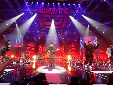Musisi dan penyanyi, Iwan Fals saat tampil pada malam puncak HUT SCTV ke-35 di studio 8 Emtek City, Jakarta, Minggu (24/8/2025). (Kapanlagi.com/Budy Santoso)