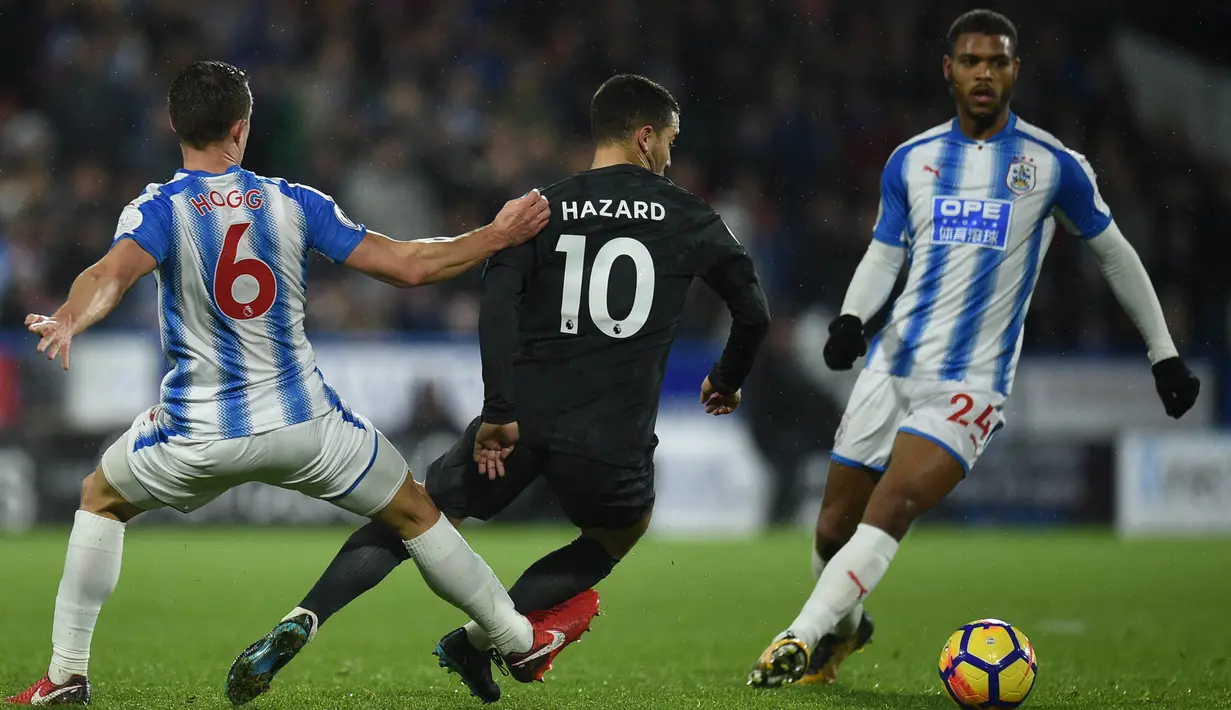 Gelandang Chelsea, Eden Hazard, berusaha melewati gelandang Huddersfield, Jonathan Hogg, pada laga Premier League di Stadion John Smith, Huddersfield, Selasa (12/12/2017). Huddersfield kalah 1-3 dari Chelsea. (AFP/Oli Scarff)