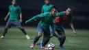 Pemain Timnas Indonesia, Febri Hariyadi, berusaha melewati Ricky Fajrin saat latihan di Stadion Patriot, Bekasi, Senin (2/10/2017). Latihan ini merupakan persiapan jelang laga persahabatan melawan Kamboja. (Bola.com/Vitalis Yogi Trisna)