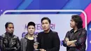 Band Armada menerima penghargaan Group Band Paling Ngetop di ajang SCTV Music Awards 2018 di Studio Emtek, Jakarta, Selasa (27/4). SCTV Music Awards 2018 adalah ajang penghargaan bagi para musisi tanah air. (Liputan6.com/Faizal Fanani)