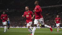 Penyerang Manchester United, Odion Ighalo (depan) berselebrasi usai mencetak gol ke gawang Club Brugge  pada leg kedua 32 besar Liga Europa di Old Trafford, Inggris, Kamis, (27/2/2020). MU menang telak 5-0 atas Club Brugge. (AP Photo/Dave Thompson)