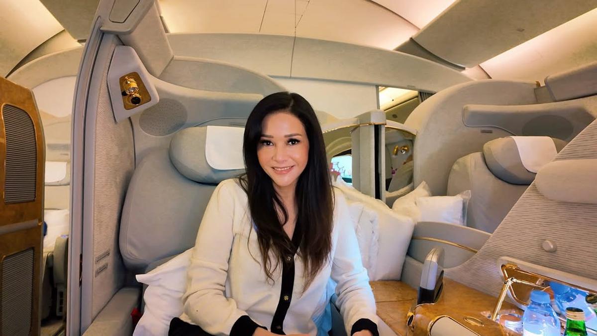Gaya Maia Estianty Saat di Bangku Pesawat First Class, Selalu Tampil Berkelas