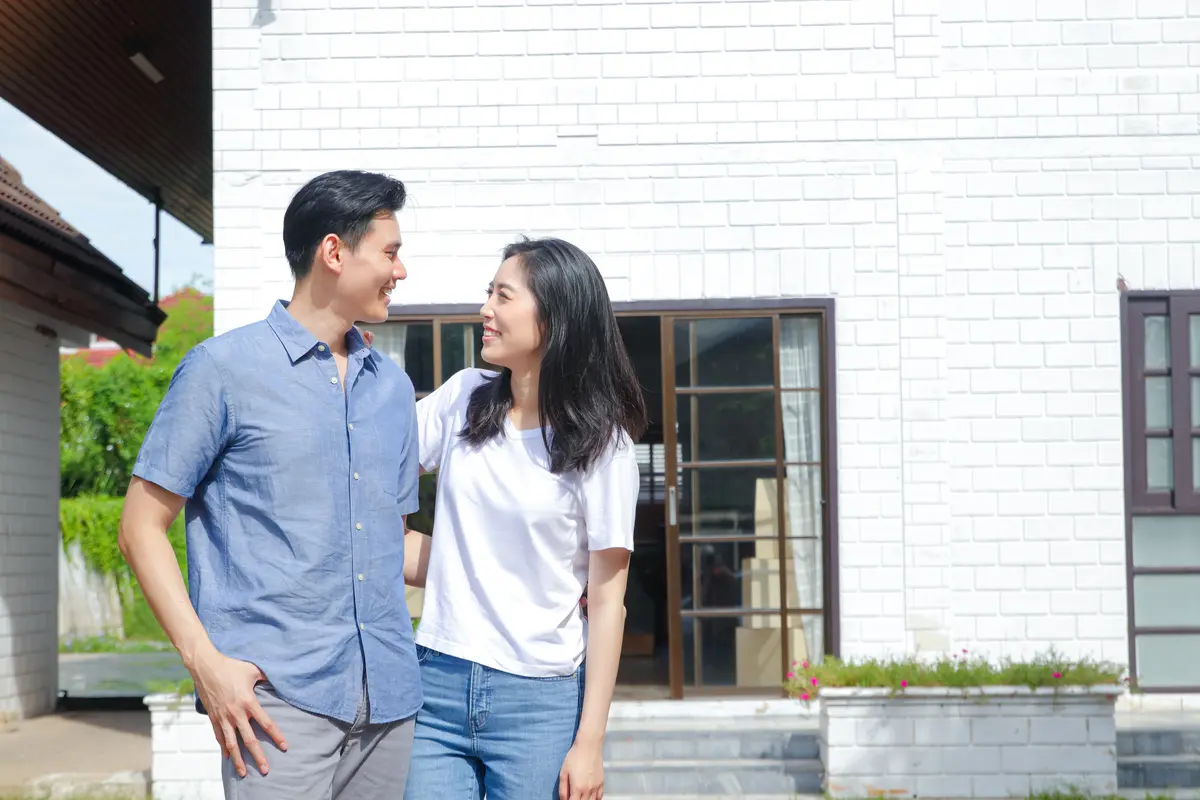 Ilustrasi pasangan muda membeli rumah