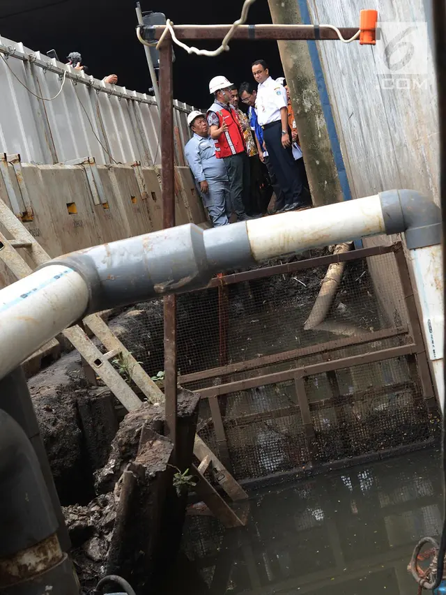 Anies Baswedan Tinjau Titik Banjir di Sekitar Flyover Pancoran