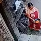 Video viral perlihatkan emak-emak di Sidoarjo menyiram air kencing ke depan rumah tetangganya sejak 2017. (Foto: capture video viral di medsos).