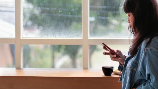 Ilustrasi menunggu, main HP