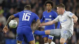 Gelandang Everton, James McCarthy, berusaha melewati gelandang Chelsea, Kenedy, pada laga Piala Liga di Stadion Stamford Bridge, London, Rabu (25/10/2017). Chelsea menang 2-1 atas Everton. (AP/Alastair Grant)