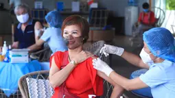 Seorang wanita disuntik vaksin virus corona COVID-19 Moderna oleh petugas kesehatan di Vung Tau, Vietnam, Senin (13/9/2021). Vietnam mempercepat program vaksinasi dalam upaya untuk melonggarkan pembatasan lockdown COVID-19 di kota-kota besar pada akhir September. (AP Photo/Hau Dinh)