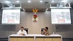 Deputi Penindakan dan Eksekusi Komisi Pemberantasan Korupsi (KPK), Asep Guntur Rahayu (kiri) bersama Juru Bicara KPK, Budi Prasetyo, saat memberi keterangan terkait Operasi Tangkap Tangan (OTT) Bupati Tulungagung, Gatut Sunu Wibowo, di Gedung Merah Putih Komisi Pemberantasan Korupsi, Jakarta, Sabtu (11/4/2026). Komisi Pemberantasan Korupsi menunjukkan sejumlah barang bukti hasil Operasi Tangkap Tangan (OTT) Bupati Tulungagung, Gatut Sunu Wibowo. (Liputan6.com/Helmi Fithriansyah)