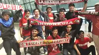 Suporter Timnas Indonesia U-22 berkumpul di Bandara Internasional Soekarno Hatta untuk menyambut kedatangan pasukan Indra Sjafri usai juara Piala AFF di Kamboja. (Liputan6.com/Pramita Tristiawati)