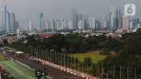 Suasana gedung-gedung bertingkat yang diselimuti kabut di kawasan Jakarta, Jumat (17/6/2022). Merujuk data IQAir pukul 08.21, kualitas udara Jakarta sempat menempati posisi teratas. Namun pukul 09.05, ibu kota Indonesia ini bergeser ke ranking dua, sementara Johannesburg, Afrika Selatan bertengger di peringkat pertama. (Liputan6.com/Angga Yuniar)