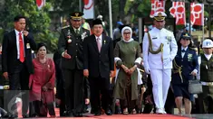 Wapres Jusuf Kalla bersama Mufidah Jusuf Kalla menghadiri upacara peringatan Hari Pahlawan di Taman Makam Pahlawan Kalibata, Jakarta, Selasa (10/11). Upacara peringatan Hari Pahlawan tersebut rutin dilakukan setiap 10 November. (Liputan6.com/Johan Tallo)
