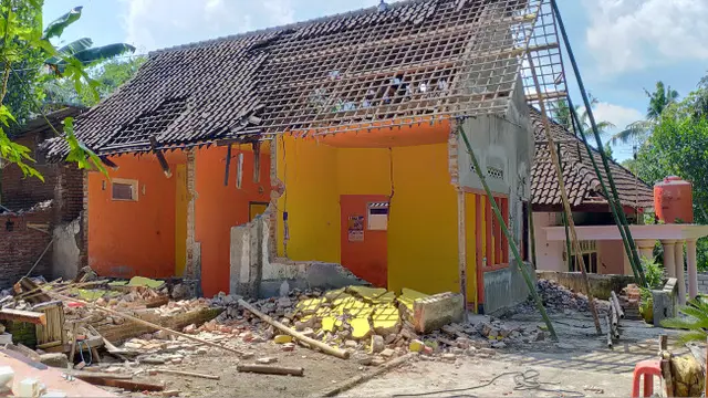 Satu Demi Satu Rumah Warga yang Rawan Ambruk Terdampak Gempa Malang Dirobohkan