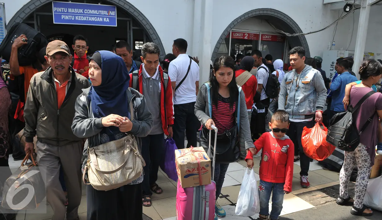 Para Pemudik saat menunggu dijemput di Stasiun Senen, Jakarta, Senin, (20/7/2015). Dipredeksikan lonjakan arus balik tak hanya terjadi pada H+3 saja, kemungkinan akan kembali terjadi di H+8. (Liputan6.com/Herman Zakharia)