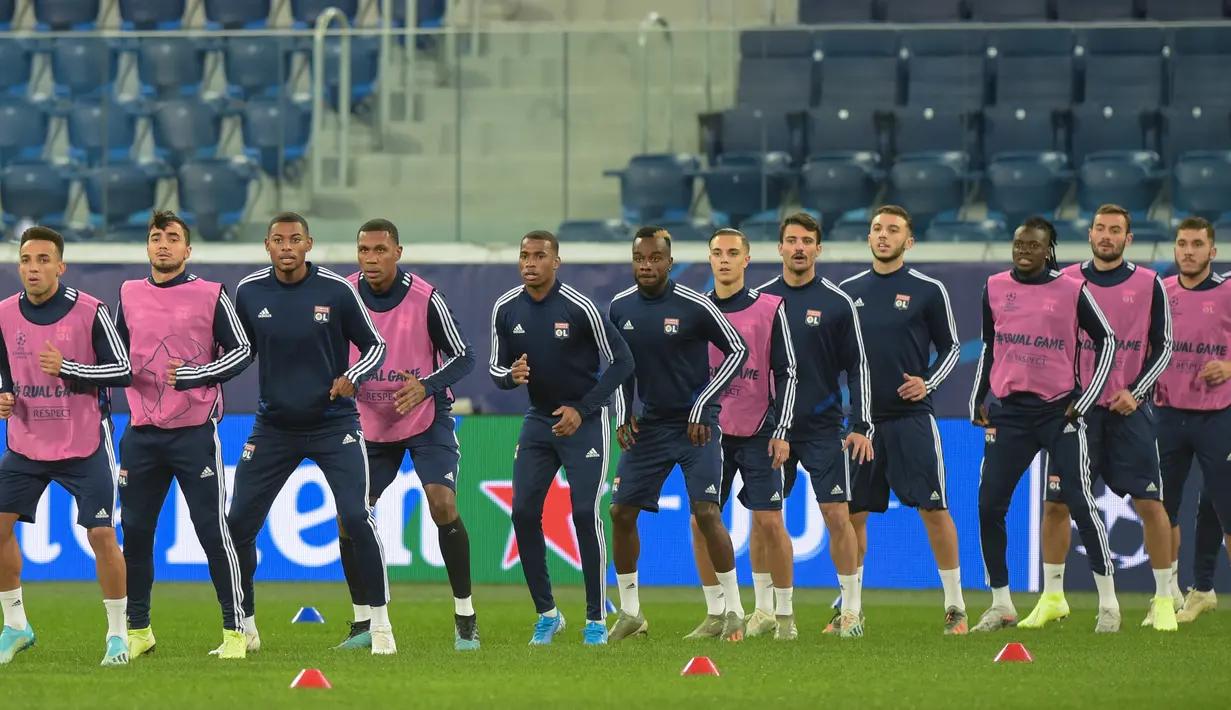Para pemain Lyon berlatih jelang menghadapi Zenit pada matchday kelima Grup G Liga Champions di Gazprom Arena, Saint Petersburg, Rusia, Selasa (26/11/2019). Lyon akan menghadapi Zenit di Saint-Petersburg Stadium. (Olga MALTSEVA/AFP)
