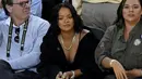 Penyanyi Rihanna saat menyaksikan pertandingan gim pertama Final NBA 2017 antara Golden State Warriors melawan Cleveland Cavaliers di Oracle Arena, Oakland, (1/6). Rihanna tampil dengan busana berwara hitam. (Thearon W. Henderson/Getty Images/AFP)