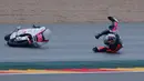 Pebalap RW Racing GP, Luis Salom, terjatuh saat sesi kualifikasi Moto3 GP Aragon di Sirkuit Aragon, Spanyol, (29/9/2012). (AFP/Jose Jordan)