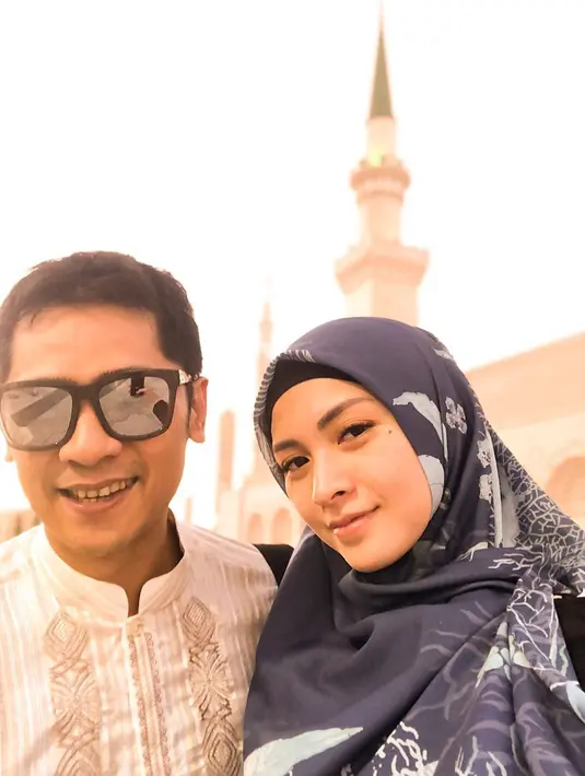 Dalam beberapa potretnya, terlihat Donita menganakan busana hijab kasual dan makeup yang natural. Seperti keterangan Instagram milik Adi Nugroho yang menyebut bahwa muka Donita mirip bayi. (Liputan6.com/IG/@donitabhubiy)