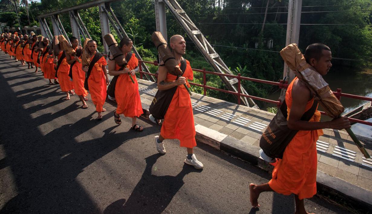 Prosesi yang diinisiasi oleh Majelis Agama Buddha Mahanikaya Indonesia (MBMI) ini merupakan bentuk pelatihan pembentukan karakter bagi calon Biksu serta umat Buddha keseluruhan. Aktivitas ini juga untuk memajukan nilai moral dan spiritual yang universal sehingga bisa menjadi mercusuar perdamaian bagi seluruh bangsa. (DEVI RAHMAN/AFP)