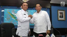Kepala BNN Irjen Pol Heru Winarko (kiri) bersalaman dengan mantan kepala BNN Komjen Pol Budi Waseso atau Buwas saat acara Kenal Pamit di Gedung BNN, Cawang, Jakarta, Senin (5/3). Heru menggantikan Buwas yang pensiun. (Liputan6.com/Arya Manggala)