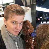 Siapa sangka kalau pemeran Chewbacca di franchise film Star Wars, Han Solo, menyembunyikan ketampanannya lewat makhluk berbulu legendaris itu? (Movie Pilot)