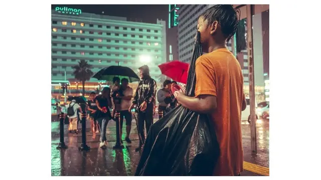 Potret Lelaki Kecil Pengojek Payung