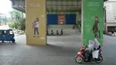 Pengendara sepeda motor melintasi pasar Blok A Tanah Abang, Jakarta, yang tutup pada Kamis (23/5/2019). Pengelola Pasar Tanah Abang menutup sementara aktivitas perdagangan demi mengantisipasi dampak kericuhan Jakarta dalam beberapa hari ini. (Liputan6.com/Herman Zakharia)