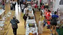 Hampir 1.000 petugas pemadam dikerahkan untuk memerangi puluhan titik api yang tersebar di beberapa wilayah Spanyol. (CESAR MANSO/AFP)