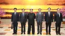 Pemimpin Korea Utara Kim Jong-un (ketiga kiri) berfoto bersama dengan delagasi dari Korea Selatan saat menerima kunjungannya di Pyongyang (5/3). (AFP/Handout)