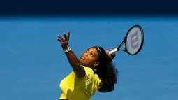 Serena Williams dari AS berusaha memukul bola saat bertanding melawan petenis Rusia, Maria Sharapova pada perempat final Australia Open 2016 di di Melbourne Park, Australia, (26/1). Williams Kalahkan Sharapova 6-4, 6-1. (REUTERS/Jason Reed)