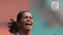 Atlet asal Maluku, Alvin Tehupeiory saat menyelesaikan lomba lari 200 meter putri senior Kejurnas Atletik U18, U20 dan Senior 2019 di Stadion Pakansari, Bogor, Minggu (4/8/2019). Alvin Tehupeiory meraih posisi pertama dengan catatan waktu 23,76 detik. (Liputan6.com/Helmi Fithriansyah)