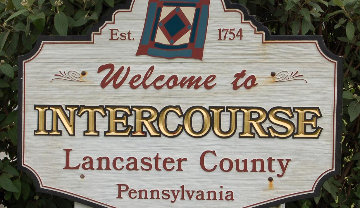 Intercourse, Pennsylvania, USA. Fungsi kota adalalah sebagai penghubung dan tempat transit. Lantas bagaimana jika kota itu bernama intercouse? Bingung? Lantas siapa yang menghubungkan siapa? (commons.wikimedia.org)