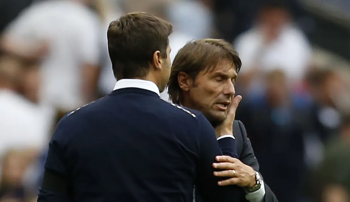 Pelatih Tottenham Hotspur, Mauricio Pochettino (kiri) berbincang dengan pelatih timnas Chelsea Antonio Conte saat pertandingan antara Tottenham Hotspur dan Chelsea di Stadion Wembley di London, (20/8). (AFP Photo/Ikimages/Ian Kington) 