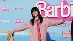 Penyanyi/penulis lagu AS Billie Eilish berpose saat tiba menghadiri pemutaran perdana film "Barbie" di Shrine Auditorium di Los Angeles, pada 9 Juli 2023. (AFP/Michael Trans)