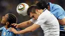 Duel antara gelandang Prancis, Yoann Gourcuff (kanan depan) dengan pemain Uruguay Alvaro Pereira (kiri) di penyisihan Grup A PD 2010 di Cape Town Stadium, 11 Juni 2010. Skor 0-0. AFP PHOTO / FRANCK FIFE 